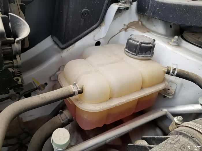 发动机冷却液,空调除了压缩机制冷制热,冷却液除了为发动机降温以外