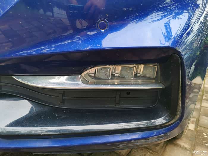 前雾灯的造型细看有点夸张,但是配合整体的视觉效果来看却非常合适.