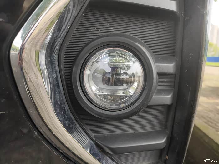 圆圆的小雾灯,像两只小眼睛一样.雾天的时候开着效果很好.