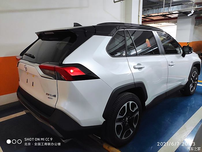 黑顶白车身的丰田RAV4图片