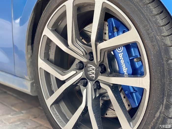 可以用君威gs鹿头这款旋压铸造轮毂,18寸*8.