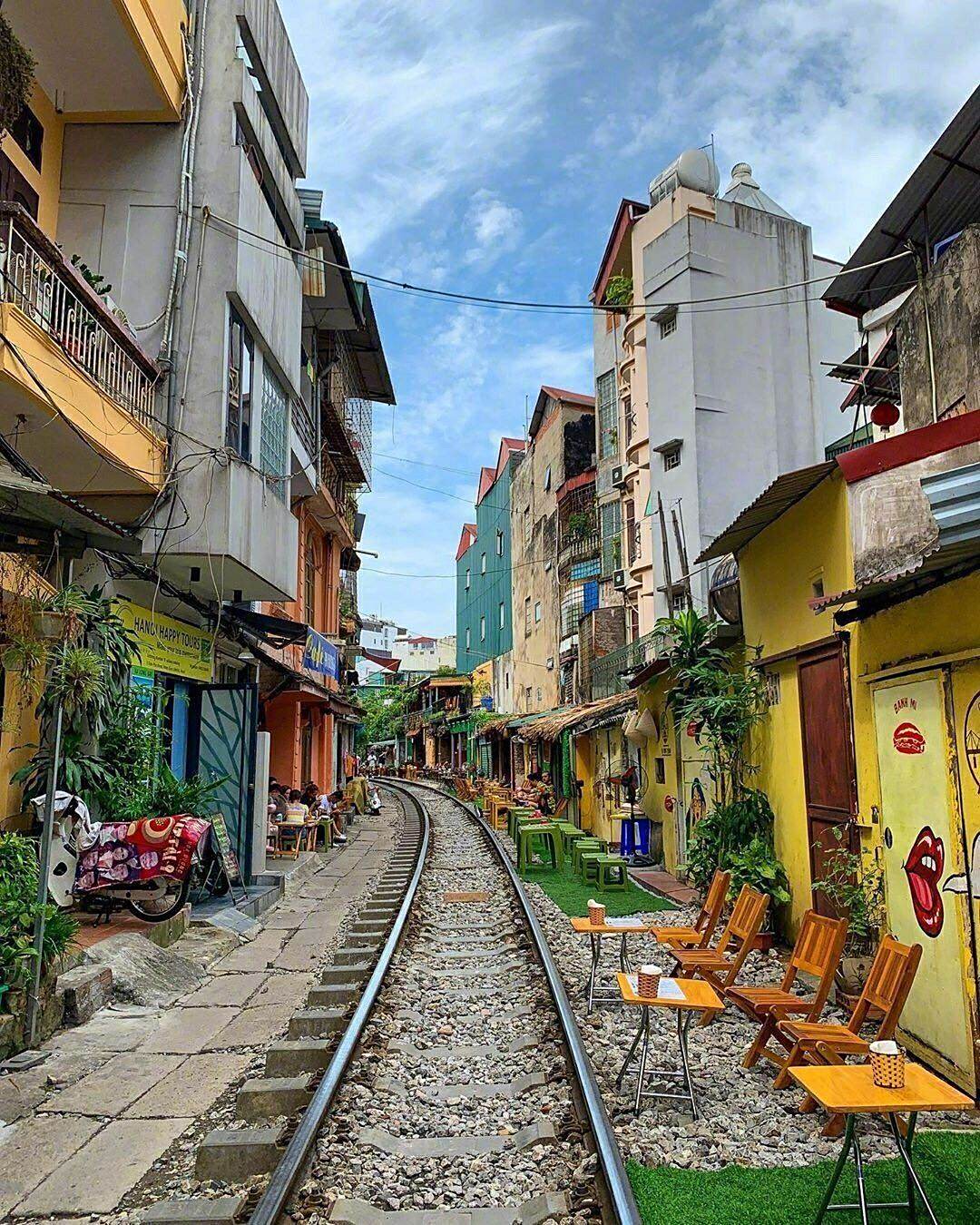 越南河内火车街,火车近距离在居民区穿越而过
