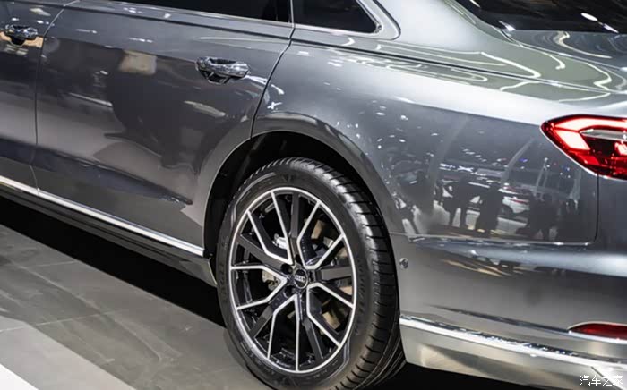 【爱车就来拍】静静的欣赏2021款全新奥迪a8l带给我们的视觉冲击