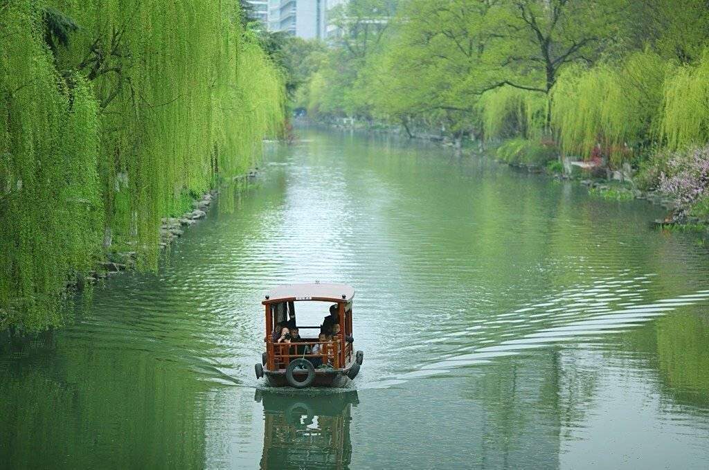 江南好,春水碧於天,畫船聽雨眠.