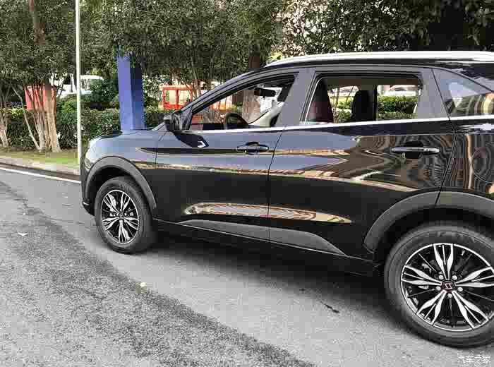 大龄青年提黑色尊享智联款思皓qx