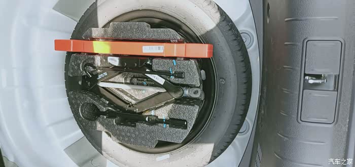 这是后备箱配的一个备用胎.