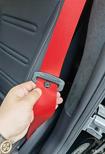 黑色车黑色内饰开久了有些压抑,弄一个红色安全带点缀一下