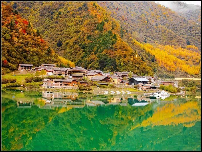 深秋的平武县·扒昔加古寨像穿了彩色的纱衣,美极了