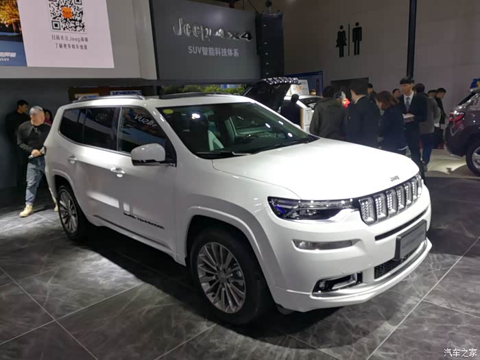 发几张几天前看车展的白色大指挥官图片