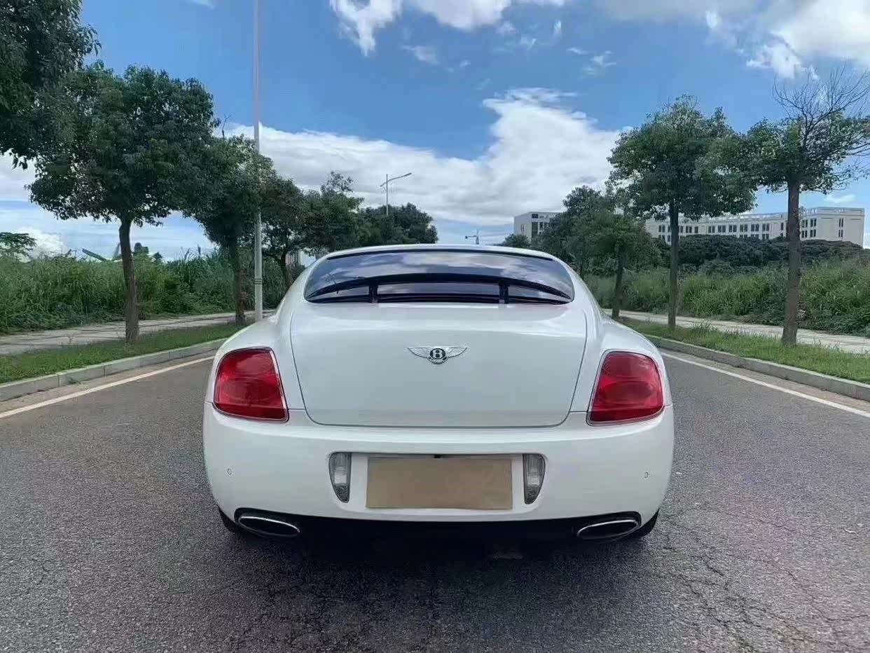 宾利gtspeed极速版白色经典