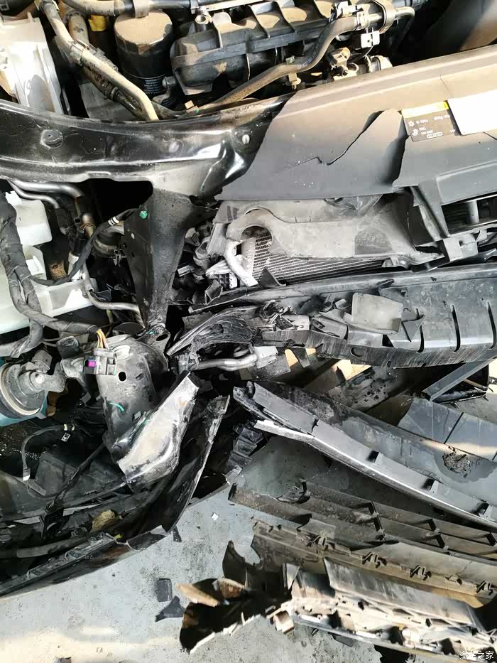 16款b7迈腾2.0t为躲避行人撞到了大树.