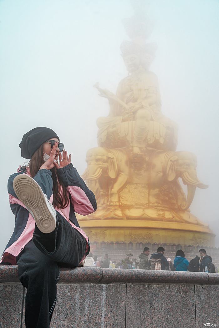 多彩六月小雨大雾挡不住超a美女陪游峨眉山