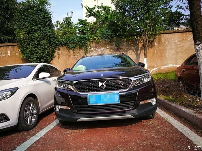 前脸,ds的车标很有个性,保养做的好,车身颜色还是那么鲜艳,紫色是大爱