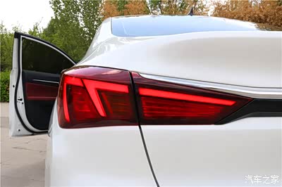 合格尾灯还是很好看的一个形状