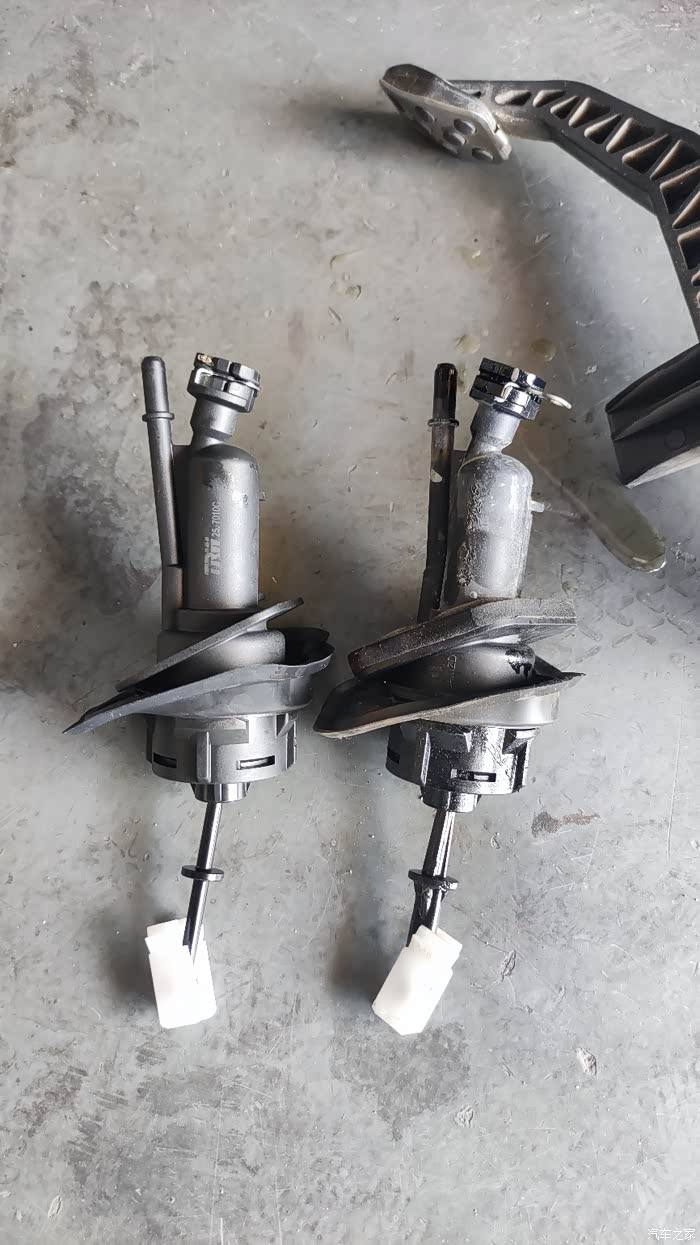 09款福克斯换后刹车盘片离合分泵