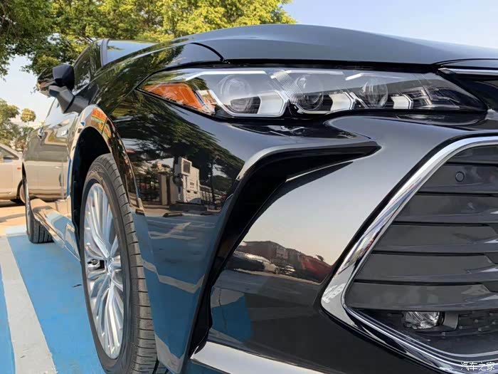 大气的家用车亚洲龙双擎提车作业