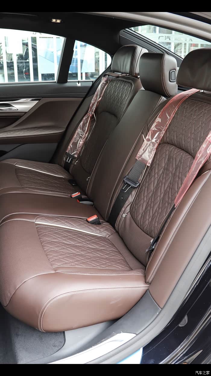 740领先运动的座椅颜色只有摩卡色一种吗