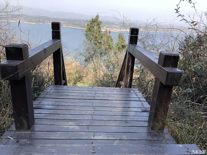 游松滋洈水风景区,吃美味有机鱼头.