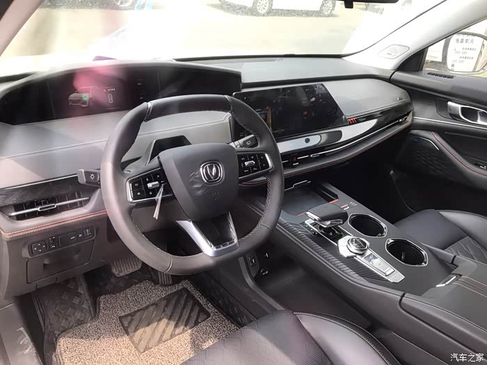 长安uni系列最新上市的一款中大型suvunik这款车无论外观和内饰设计都