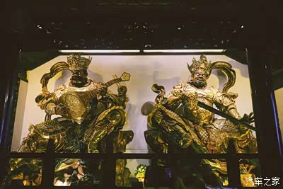 两侧就怒目圆睁威武雄壮天王像