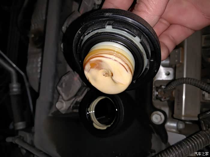 机油盖上机油呈乳白色,怎么回事?