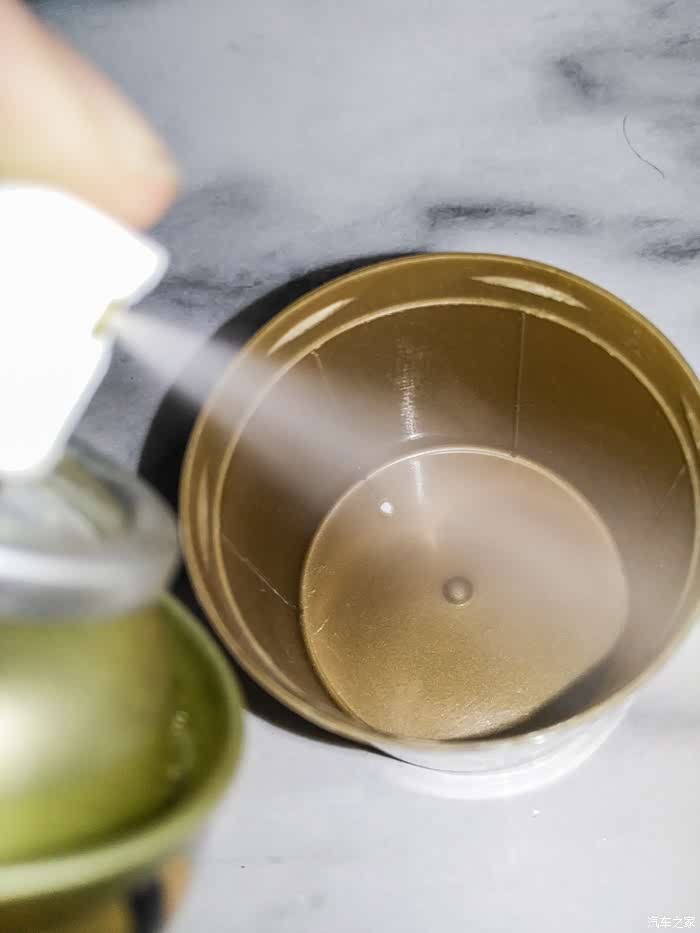 按压后喷出的是白色雾状液体