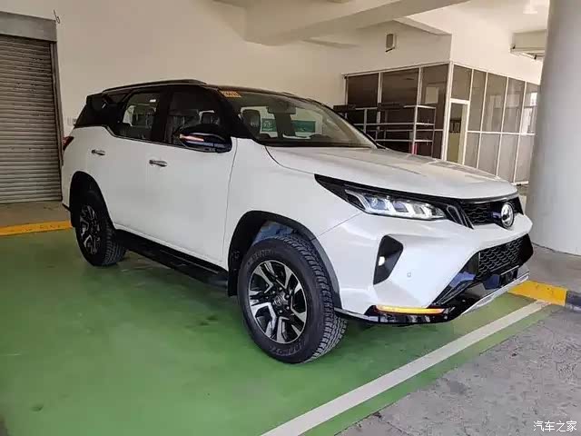 传奇版的车型前脸中网采用扁平的黑色波纹式格栅造型