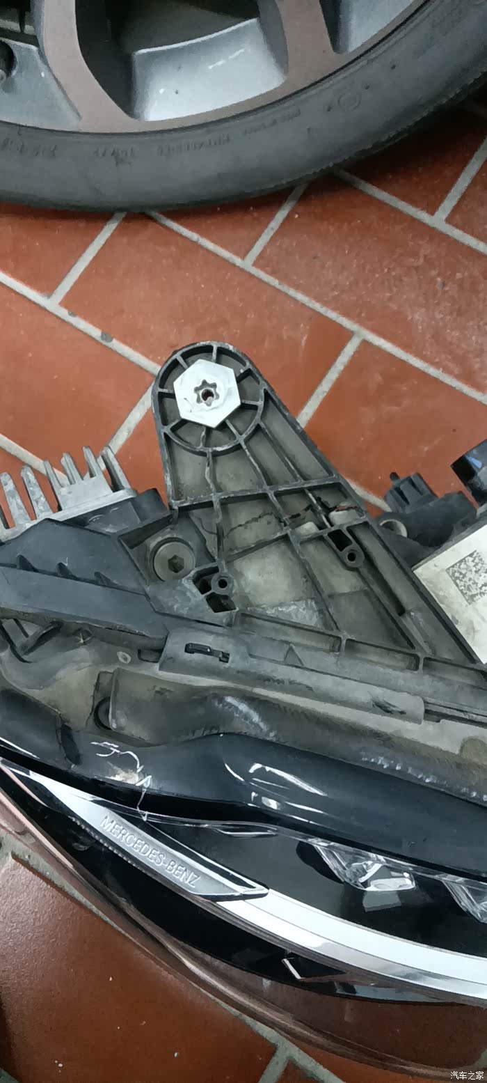 大灯灯脚裂了在4s店修人保只同意修不同意换怎么办