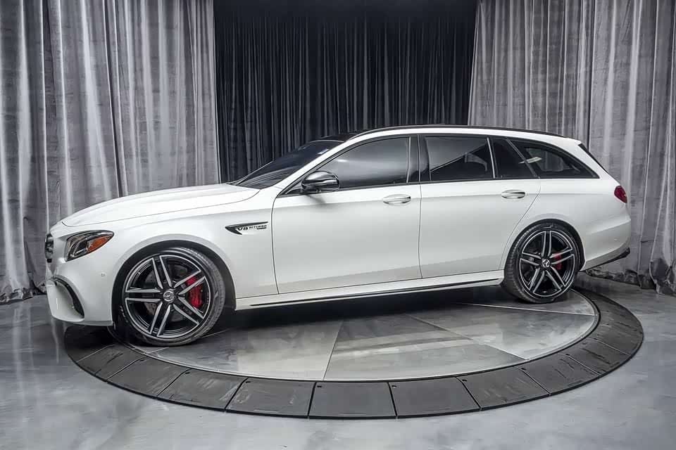 白色的奔驰e63 s amg 旅行车!