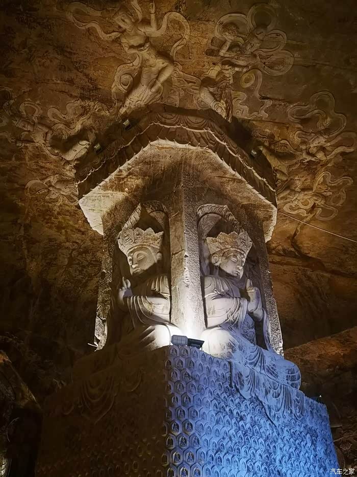 观赏合掌岩石窟天然景观