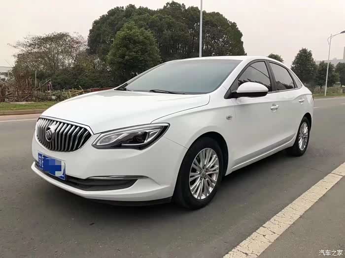 别克英朗视觉上收窄的前脸设计看起来还是很具有辨识度的