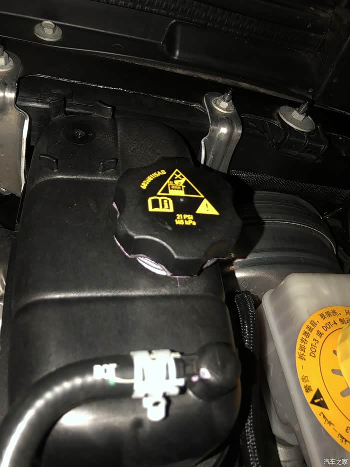 牧马人冷却液壶盖周围这样