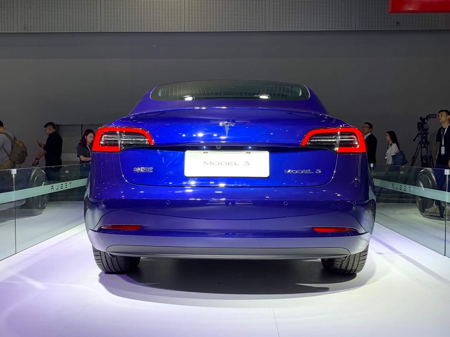 中国制造的model3尾部左右两侧有显眼的中文"特斯拉"