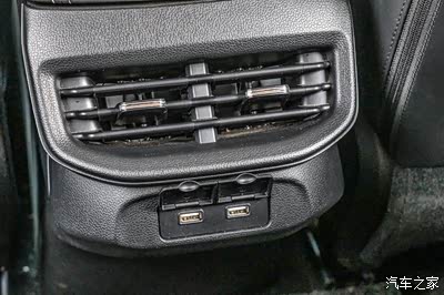 后排有两个usb接口,手机充电易如反掌,前提是后排乘客带了电源线,哈哈