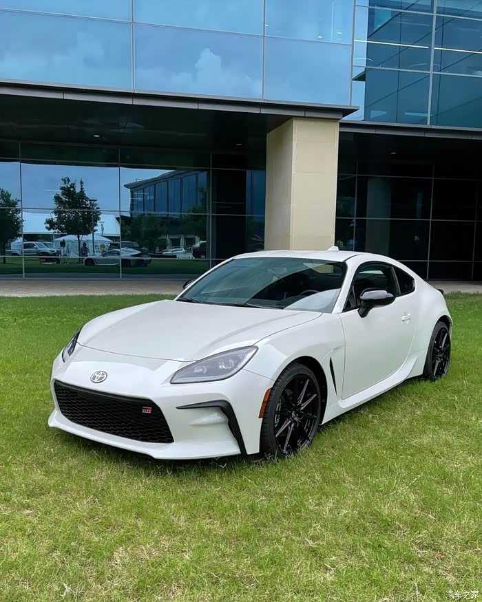 丰田gr86实车外形是极具运动感的车身设计简洁的白色