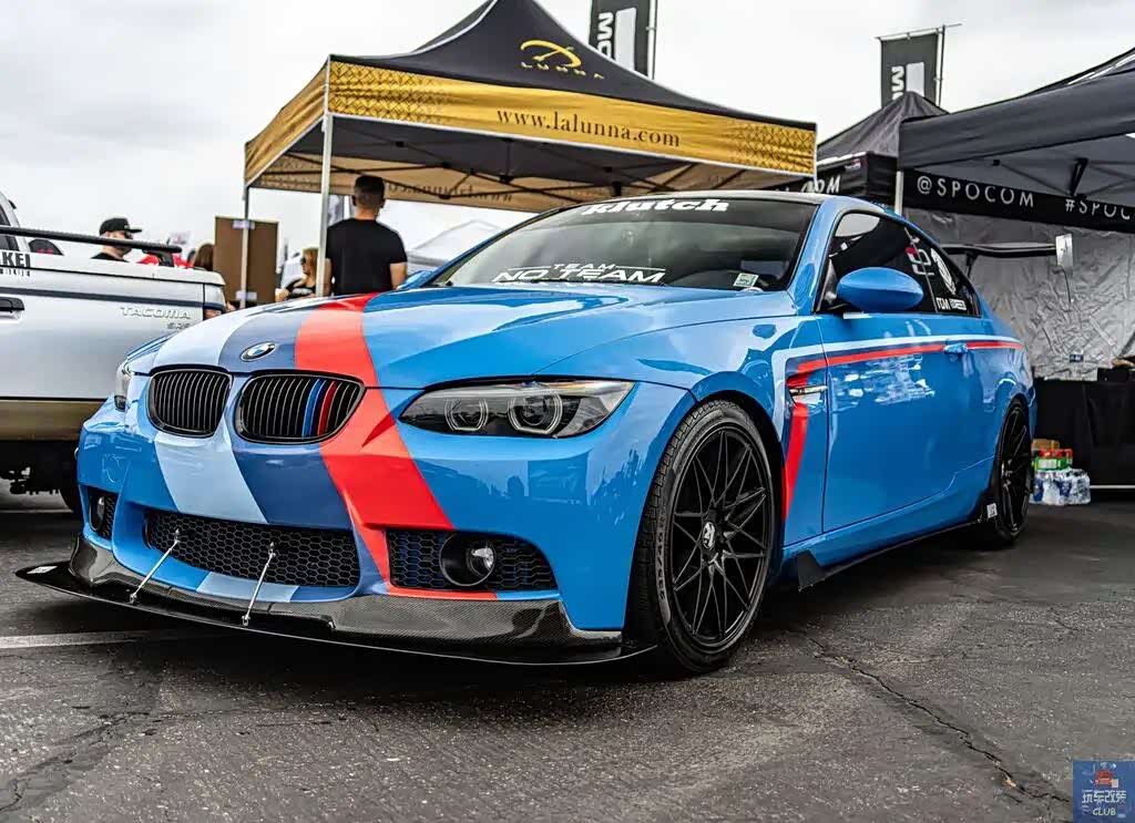 宝马328i 配上m3条纹拉花和大尾翼,颜值大于性能