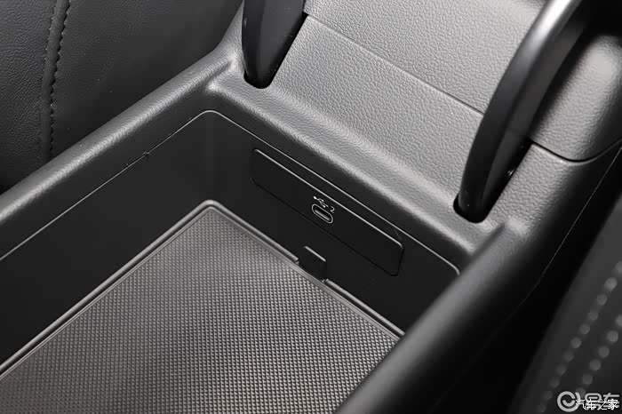 a4l扶手箱里的usbc口是多少w的能充macbook吗