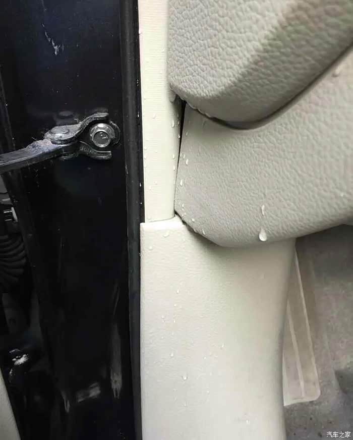 下大雨驾驶座地毯积水请问各位车友是什么原因