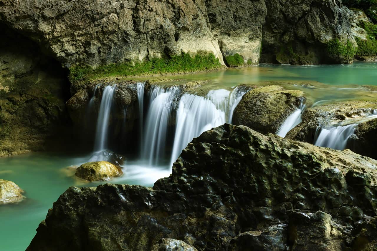 溪水,一线天,碧绿的湖水让人沉浸其中.