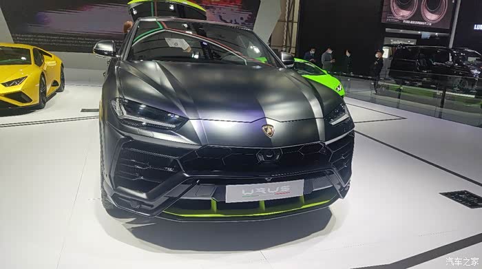 打卡广州车展炒鸡跑车林宝坚尼