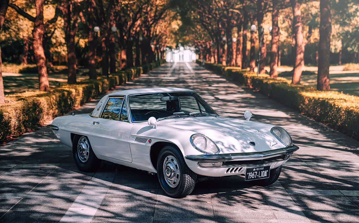 马自达首款具有双重动力发动机的cosmo sport.