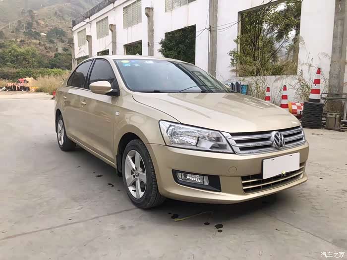 金色的大众桑塔纳看着还是不错的是呀