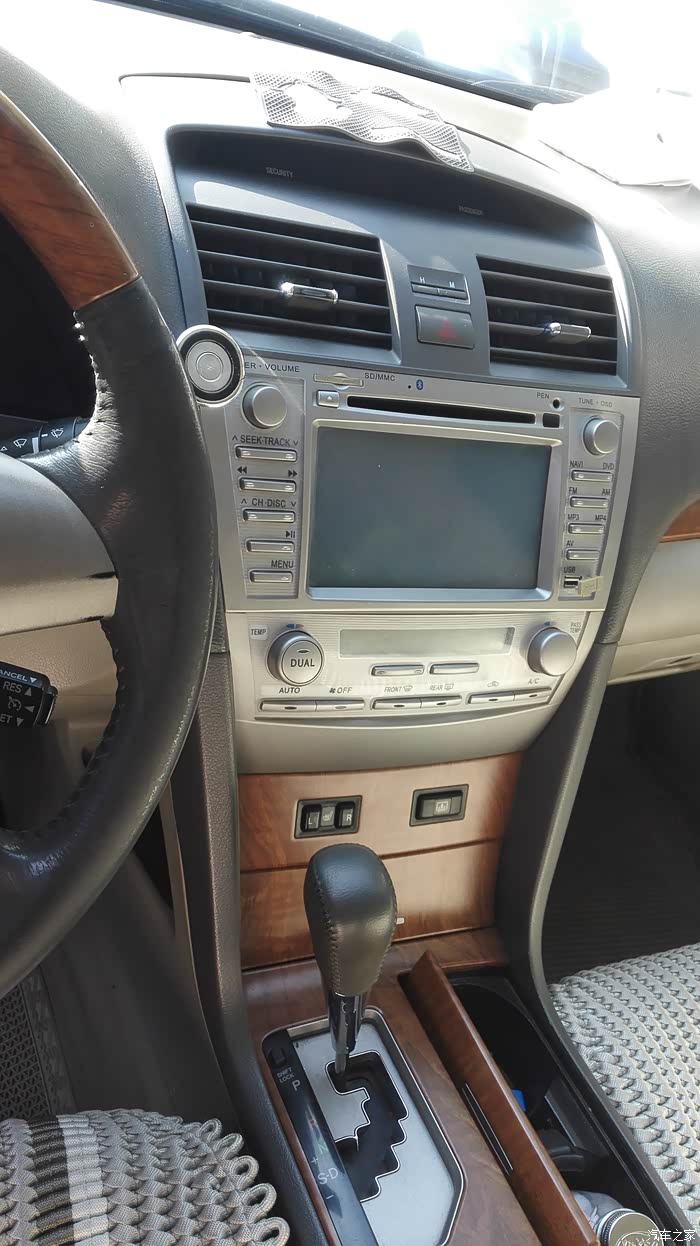 六代凯美瑞如何调节中控亮度