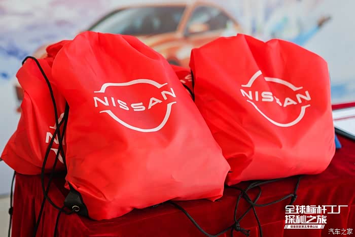 主办方为我们准备的能量包,里面有水巧克力,面包,小孩爱吃的糖,非常