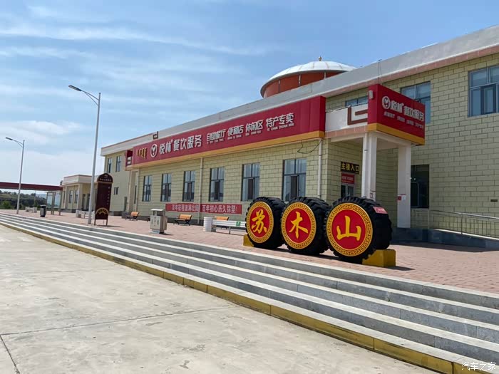 孩子要上厕所 到了苏木山服务区