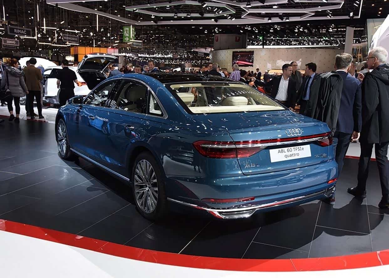 奥迪a8车身侧面线条比较硬朗看起来更加的时尚