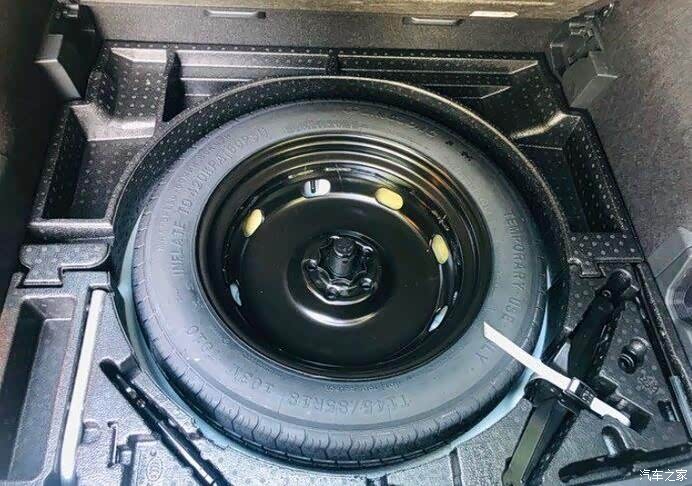 后备箱下面的备胎,遗憾不是全尺寸的,希望不会用到它.