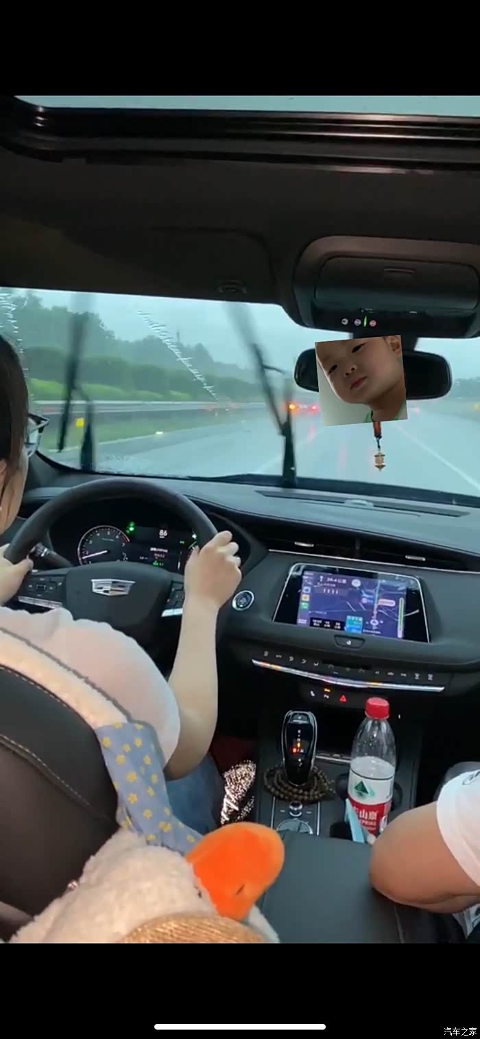 90后喜提人生第一辆小车车凯迪拉克xt4