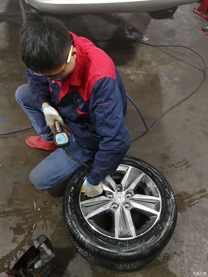 维修轮胎慢漏气上