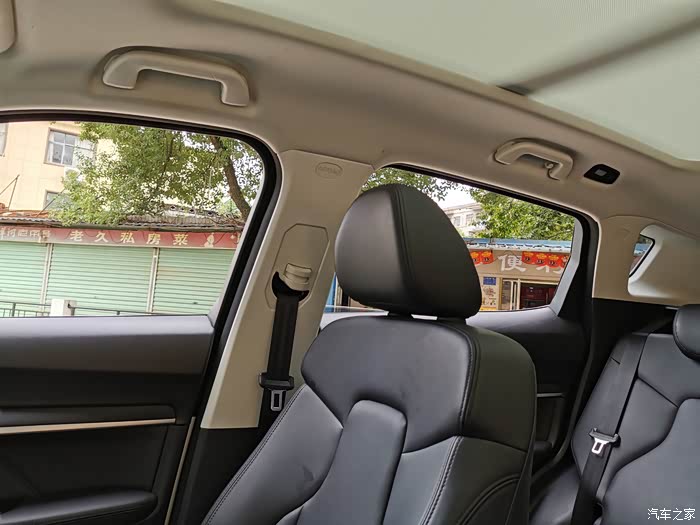 哈弗h6配置很丰富,全景天窗,全景倒车影像,无钥匙进入等等.